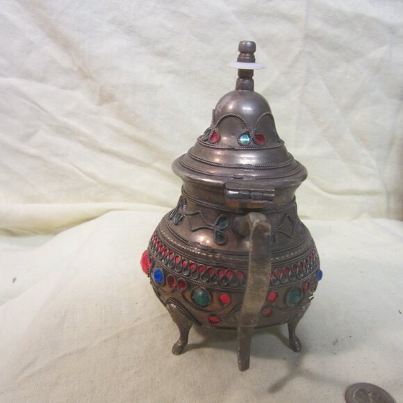 VTG BRASS TEAPOT, MIDDLE EASTERN STYLE, W/PLASTIC JEWELS, DECORATIVE - Picture 4 of 8